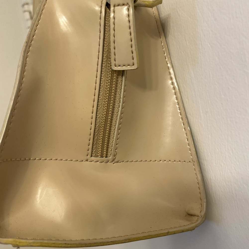 Guess - Picture 4 of 7
